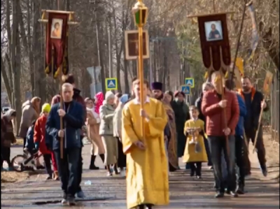 Крестный ход с молебным пением к часовне освященной в честь Феодоровского образа.